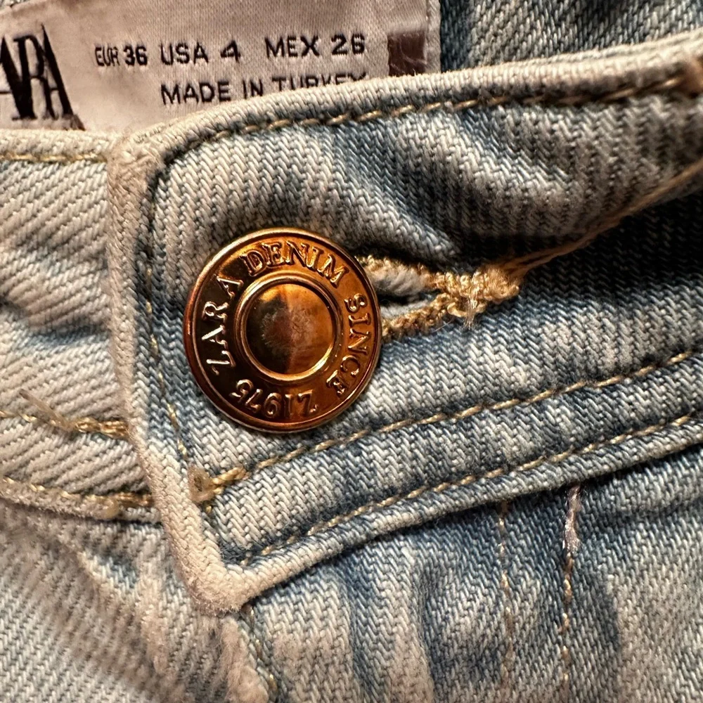 ZARA FLARED RIPPED SLIM FIT high rise JEANS LIGHT-BLUE sz 4 - Picture 6 of 12